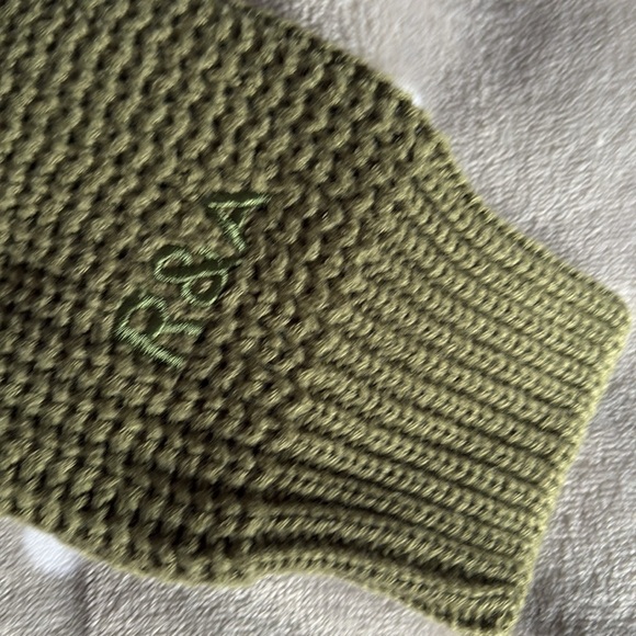 Green Hooded Sweater with Chunky Knit and Ribbed Pattern - Picture 8 of 8